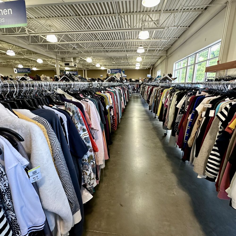 What to Look for in Wholesale Secondhand Clothing Suppliers