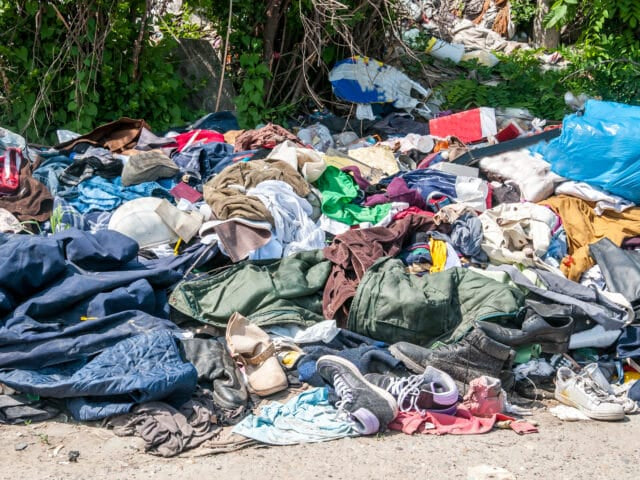 How does buying secondhand clothing in bulk support sustainability?