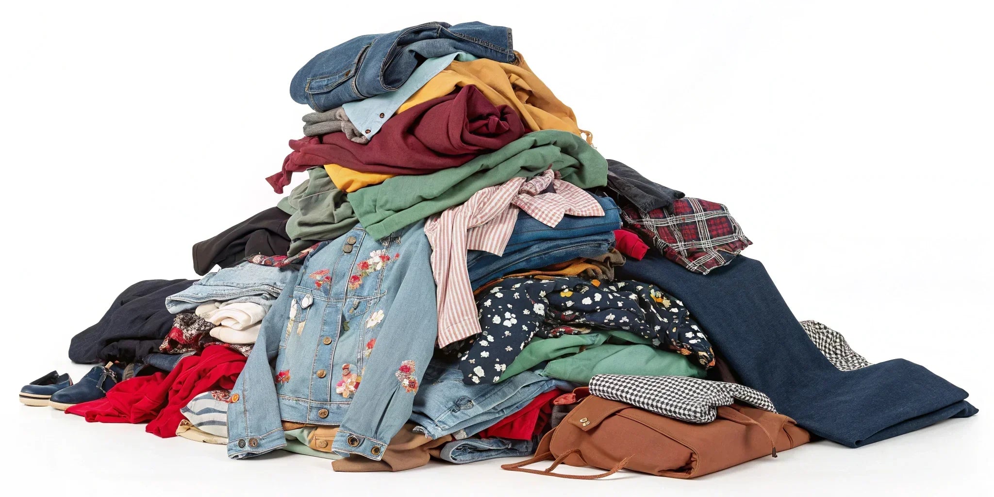 What are the benefits of buying secondhand clothing in bulk?